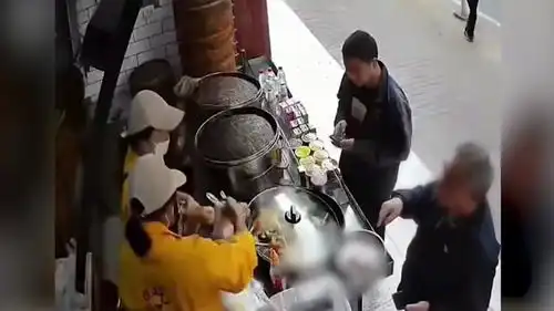  广东老人脏手摸早点被提醒,表情一变愤怒离去,店员那一扔亮了