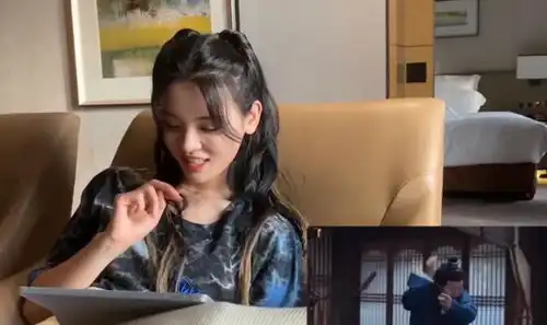  杨超越看且听凤鸣片段,耿直吐槽男方手好短,表情太有趣了