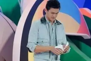  孙杨为爸爸庆生爸妈合影颜值高一家人简单吃饭显幸福