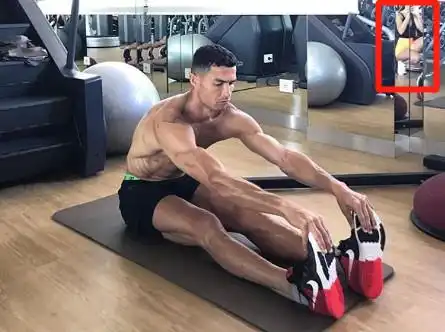  c罗一身肌肉依旧保持着巅峰状态,他的女友也是一位健身达人