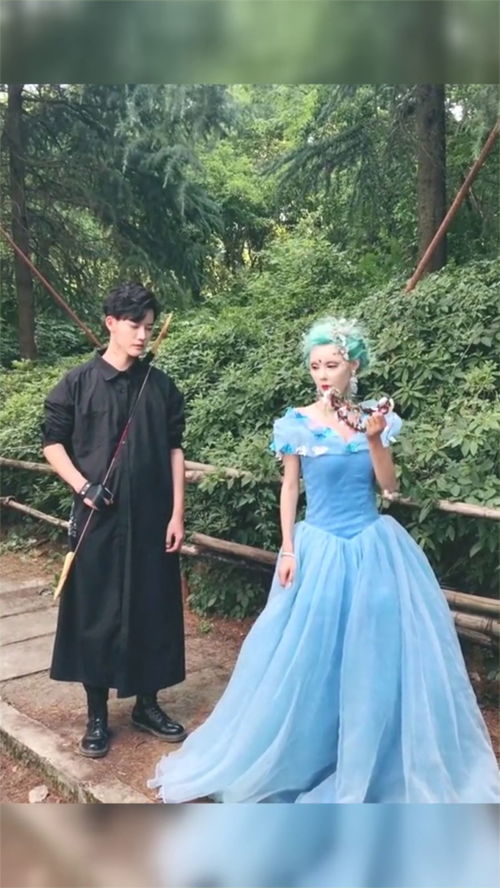  芭比灿宇拍摄花絮,灿宇不小心踩到芭比裙子,他的反应好可爱