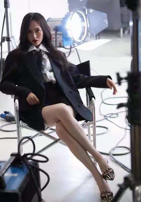  唐嫣超近景怼脸照曝光,失去美颜滤镜加持后,37岁状态让人惊呆
