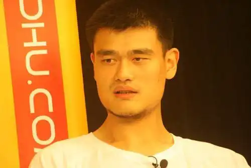  始于球技,陷于才华,忠于表情如此姚明怎能不爱