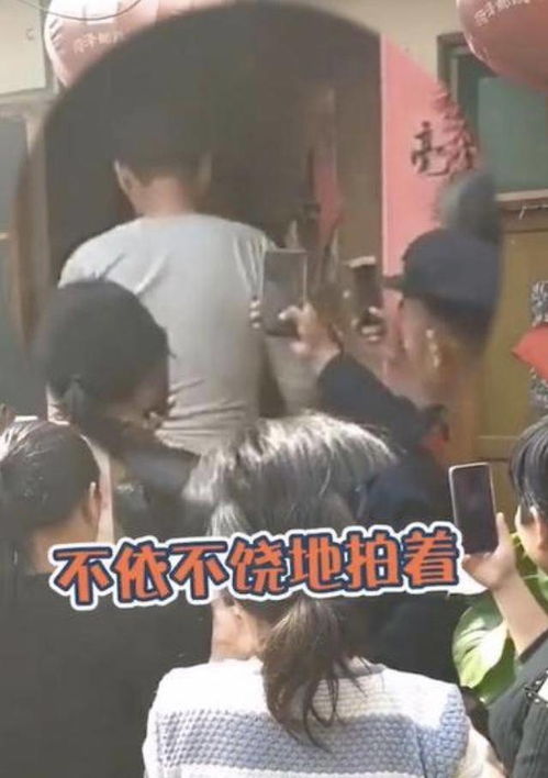  大衣哥生气了刚起床就被村民围观,面无表情懒得理睬
