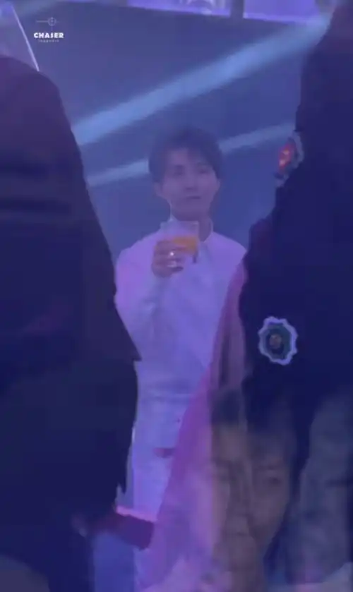  王俊凯童年历史再被扒,与小伙伴吃烤肉并豪爽碰杯,一副大人模样