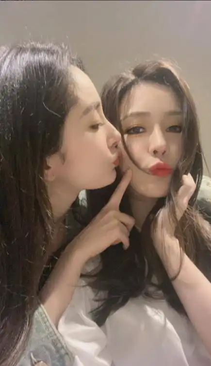 杨幂好人缘搂抱女星汤晶媚玩亲亲,闺蜜同款嘟嘴表情傻傻分不清