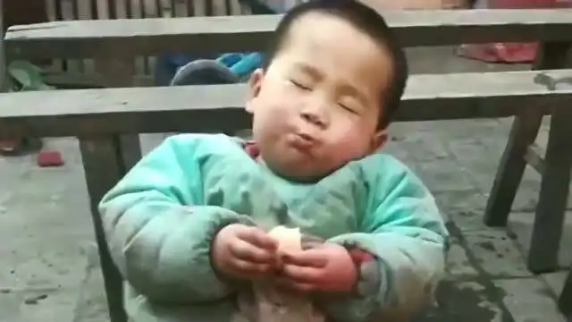  有没有比他更滋润的,小日子过得不错,看表情就知道过得很惬意