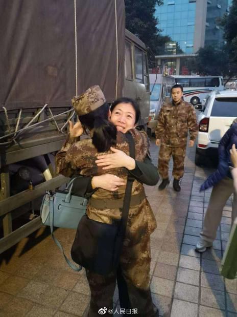  除夕夜,全国多地医护人员驰援武汉