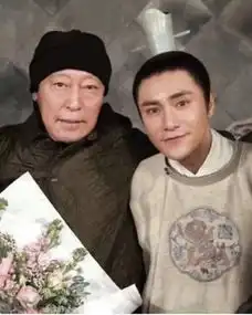  陈坤晒倪大红动漫表情包,为倪大红征集影友应援口号,被网友吐槽父皇太作