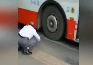  成都男子伺机钻进公交车底瞬间被碾死