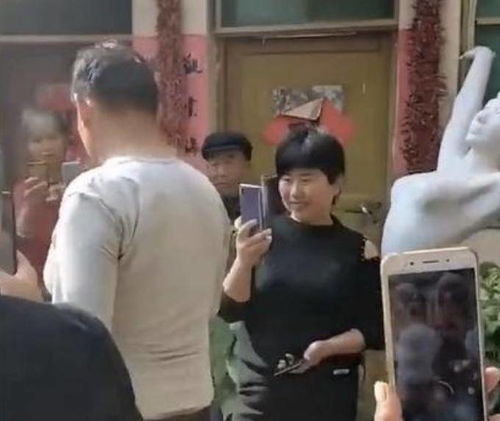  大衣哥生气了刚起床就被村民围观,面无表情懒得理睬