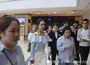  杨紫出席活动时被助理抢镜,身后杨紫的表情引网友大笑太可爱了