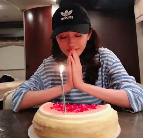  杨幂生日刘恺威缺席获baby陪伴,合影比v小姐俩感情甚好