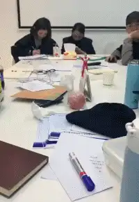  搞笑gif大哥,你在悬崖边荡秋千,胆子不是一般的大