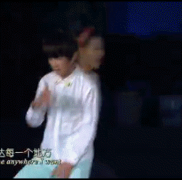 谁能帮我把中秋晚会tfboys的易烊千玺抖肩的画面做成动态图片  谁能帮我把中秋晚会tfboys的易烊千玺抖肩的画面做成动态图片