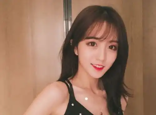  莉哥唱燃烧我的卡路里声音动人,但有谁注意到她的表情了吗,比歌更精彩