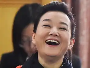  狂笑成表情包董卿很憨很可爱,姚明一笑成经典