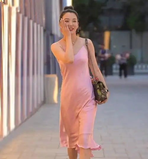  黑色连衣裙,搭配黑色一字带凉鞋,优雅显气质