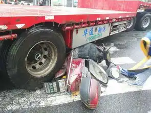  电动车司机眼看要被大货车碾压辅警一个箭步冲上将他救出