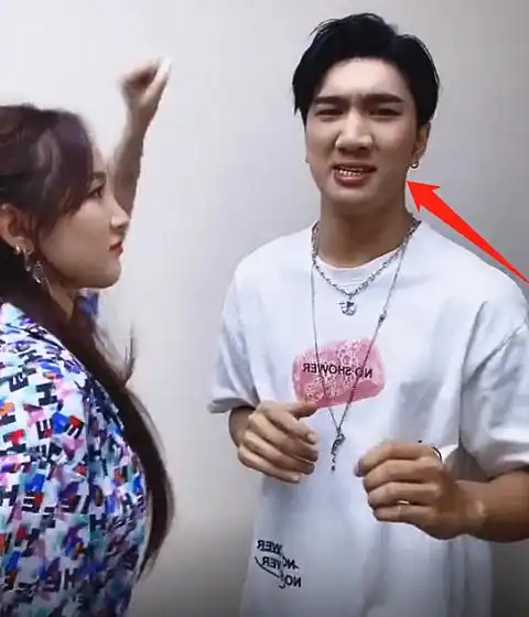  韩美娟与孟佳同框跳舞,却被他脸上的表情抢镜,这么嫌弃对方吗