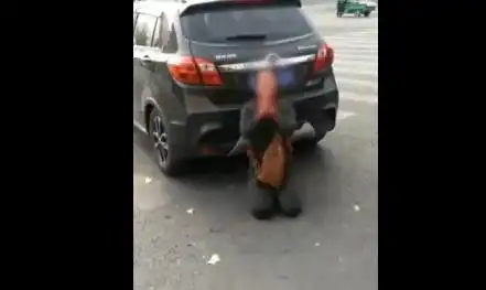  女司机开车撞人后情绪崩溃,跪地暴哭求原谅,路人哭不管用的