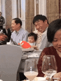  姑娘别光顾着穿鞋,都被小伙看光了,多点长点心吧