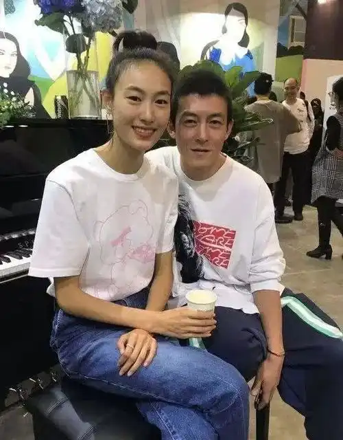  陈冠希晒秦舒培美照示爱,发流口水表情表白,秦舒培飞吻甜蜜回应