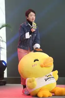  周冬雨庆生抱小黄鸭玩自拍
