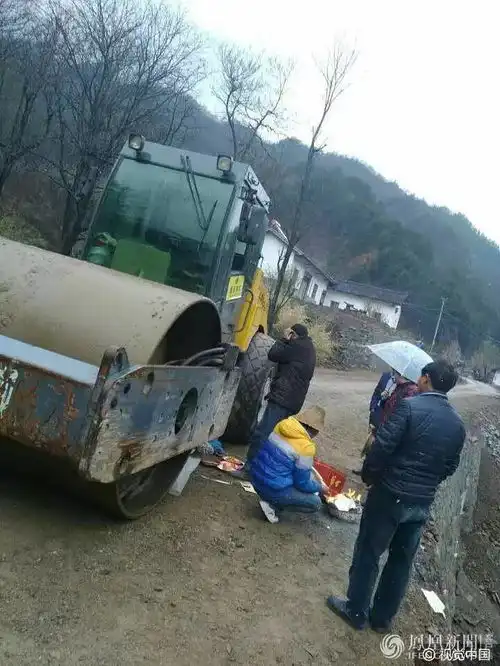  胆小勿入施工压路机遭妇女阻挡,直接驶过将其压死