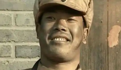  亮剑同样是王有胜守仓库,旧版得意洋洋,新版表情呆楞