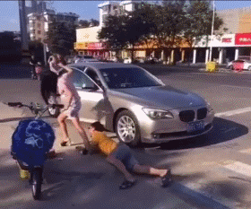  男厕所来了两个女汉子,吓得我又憋了回去