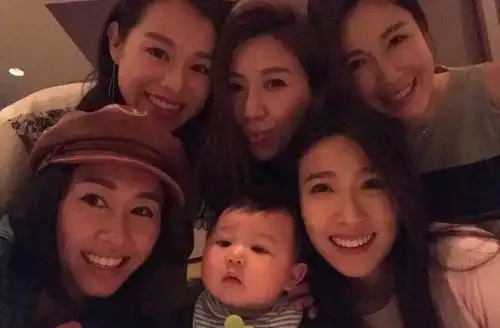  胡杏儿为儿子办百日宴鞋子抢镜,姐妹团争着抱宝宝,宝宝一脸呆萌
