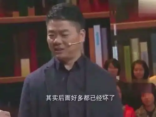  刘强东与撒贝宁喝白酒,东哥霸气直言倒满了,小撒立马就心虚了