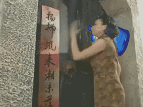  英语表达住酒店是liveinhotel吗