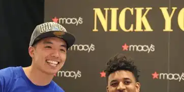  会玩球迷手持尼克杨表情包与尼克杨合影