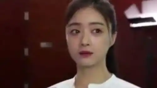  蒋欣在中戏做面部表情训练真是太可爱了