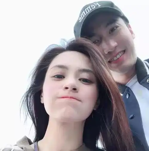  阿娇晒跟老公自拍,恐怖视角也能拍出逆天颜值,可她的腿却暴露了