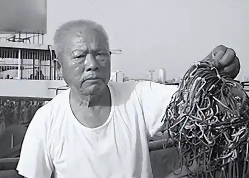  令人心酸火遍全球的梭哈表情包背后,藏着一段不为人知的事