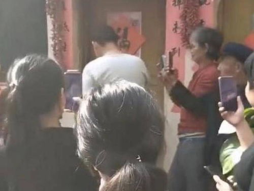  大衣哥生气了刚起床就被村民围观,面无表情懒得理睬