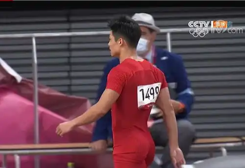  中国4x100接力第四,谁留意苏炳添表情他曾想借巩立姣金牌拍照