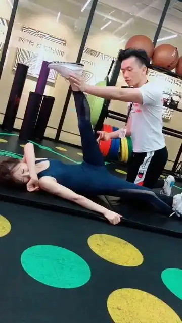  小姐姐的表情真的好痛苦健身