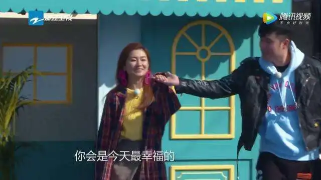  昆凌看钟楚曦表演露出毁容式笑容,表情和陈赫神同步太魔性了