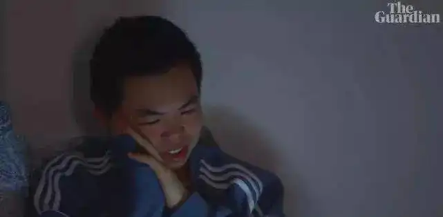  18岁亚裔发表情包圈几百万粉,连碧梨都点赞背后故事却无比心酸