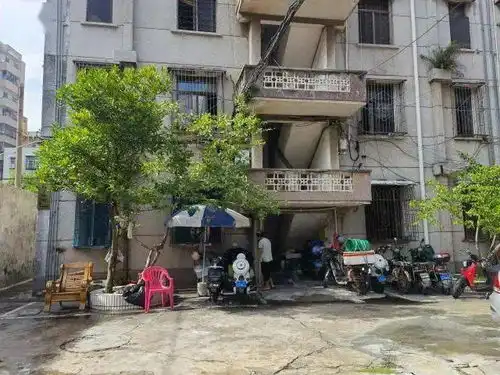  解封了小区居民给工作人员比心