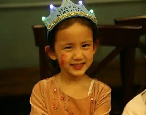  孙莉晒女儿多妹生日照,甜美可爱,网友却因为像谁吵了起来