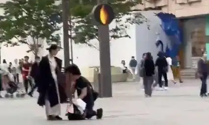  杭州男子当街跪在地上向女子请求原谅,网友卑微的爱情