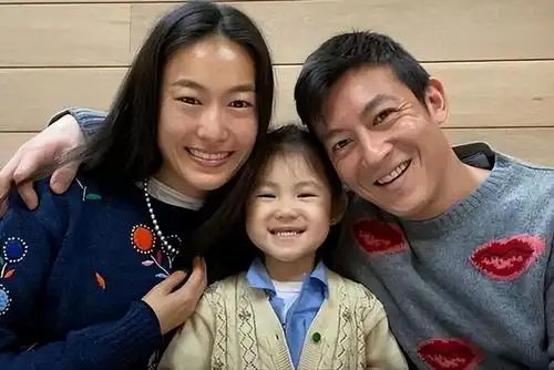  42岁陈冠希现身上海酒吧,跳舞引美女尖叫网友还是很帅啊