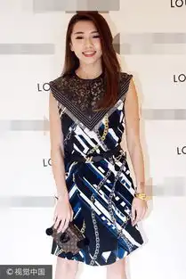  郑恺女友大笑变表情包戴超粗金手镯有点壕
