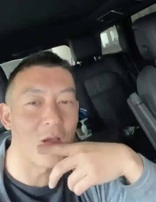  陈冠希父女接机秦舒培时玩直播,女儿大秀中文,活泼好动变表情包