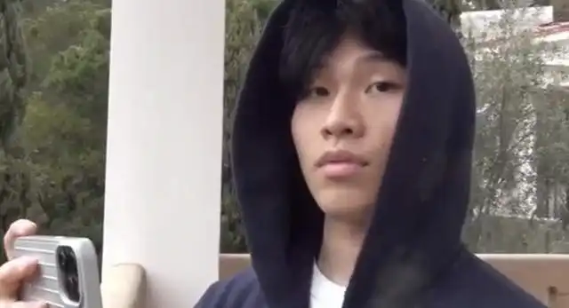  陈坤儿子素质堪忧吹口哨竖中指表情轻蔑,21岁长相太显老不像爸